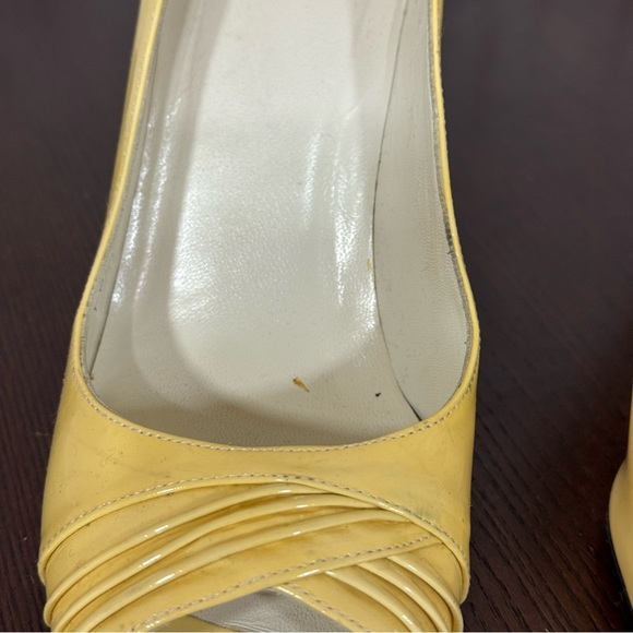 STUART WEITZMAN Yellow Patent Leather Peep-Toe 4” Heels Size 8 GUC - Picture 5 of 16